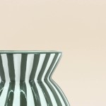 Vase céramique vert rayé 19cm, design moderne | Hashtag Déco