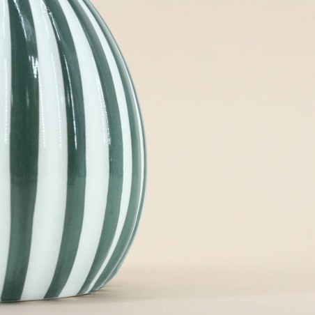 Vase céramique vert rayé 19cm, design moderne | Hashtag Déco