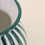 Vase céramique vert rayé 19cm, design moderne | Hashtag Déco