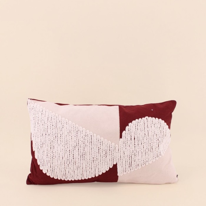 Coussin brodé géométrique bordeaux et beige | Hashtag Déco