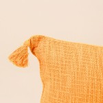 Coussin orange à pompons 30x50 cm coton | Hashtag Déco
