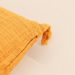 Coussin orange à pompons 30x50 cm coton | Hashtag Déco