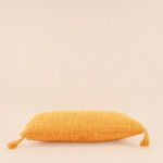 Coussin orange à pompons 30x50 cm coton | Hashtag Déco