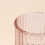 Bougeoir en verre strié rose 19cm | Hashtag Déco