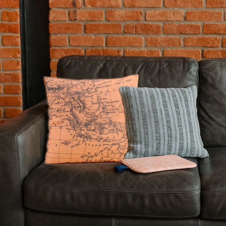 Coussin carte du monde coton beige et gris 45cm | Hashtag Déco