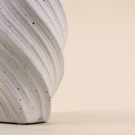 Vase twist porcelaine blanche 20cm unique | Hashtag Déco