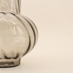 Vase en verre strié gris 25cm élégant | Hashtag Déco