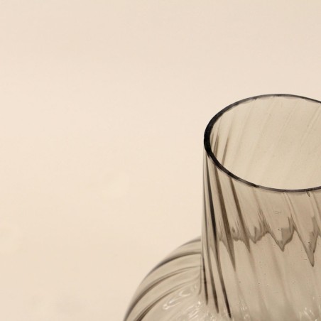 Vase en verre strié gris 25cm élégant | Hashtag Déco