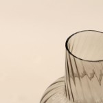 Vase en verre strié gris 25cm élégant | Hashtag Déco