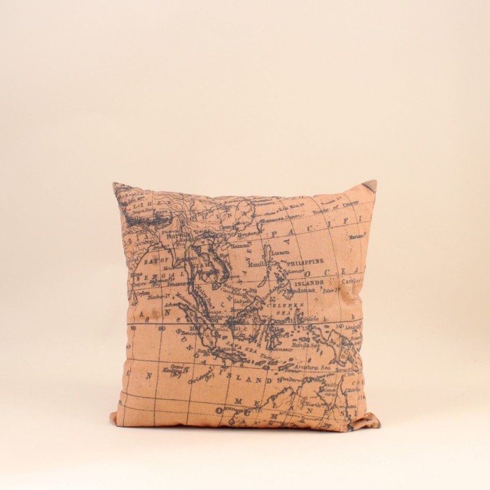 Coussin carte du monde coton beige et gris 45cm | Hashtag Déco