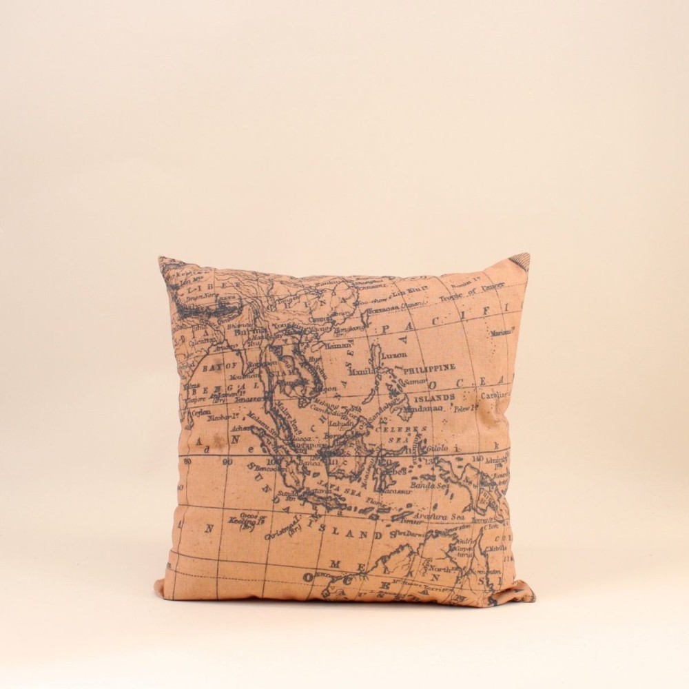 Coussin carte du monde coton beige et gris 45cm | Hashtag Déco