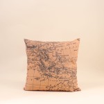 Coussin carte du monde coton beige et gris 45cm | Hashtag Déco