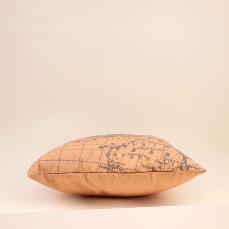 Coussin carte du monde coton beige et gris 45cm | Hashtag Déco