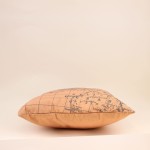 Coussin carte du monde coton beige et gris 45cm | Hashtag Déco