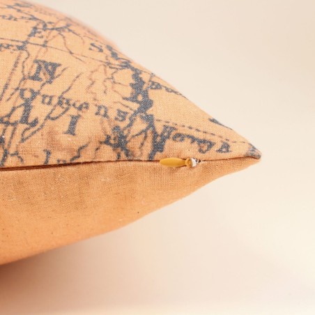 Coussin carte du monde coton beige et gris 45cm | Hashtag Déco