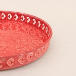 Plateau métal rose motifs relief 31cm | Hashtag Déco