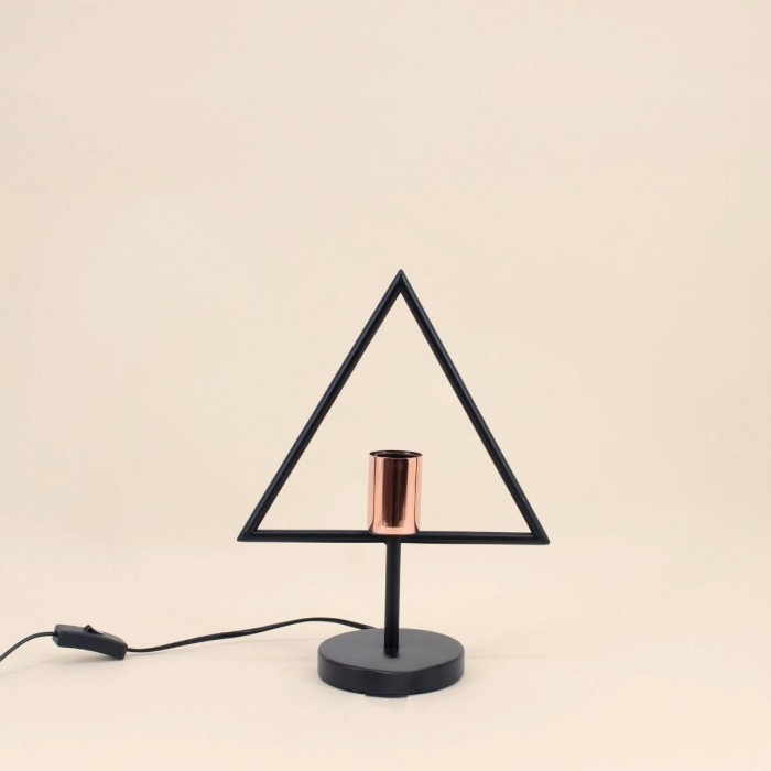 Lampe à poser triangle en métal noir | Hashtag Déco