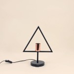 Lampe à poser triangle en métal noir | Hashtag Déco