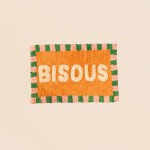 Tapis de bain coton brodé Bisous 50x80 cm | Hashtag Déco