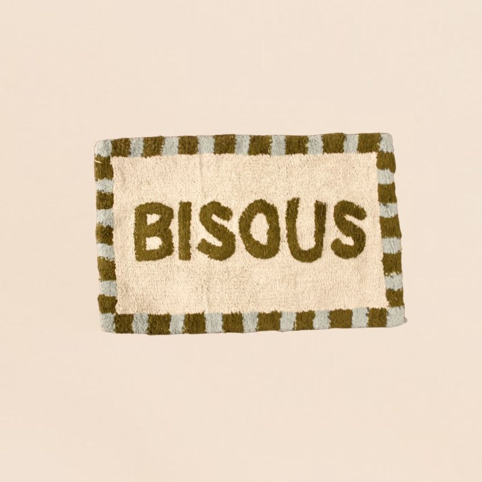 Tapis de bain coton brodé Bisous 50x80 cm | Hashtag Déco