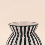 Vase céramique vert rayé 19cm, design moderne | Hashtag Déco