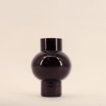 Vase boule talon en verre noir 21cm élégant | Hashtag Déco