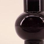 Vase boule talon en verre noir 21cm élégant | Hashtag Déco
