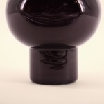 Vase boule talon en verre noir 21cm élégant | Hashtag Déco