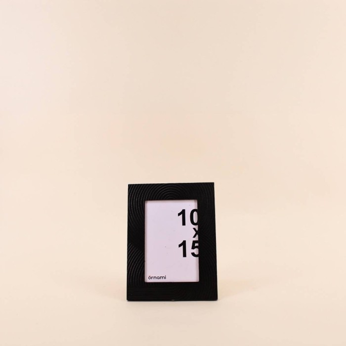 Cadre photo en bois noir gravé 10x15cm | Hashtag Déco