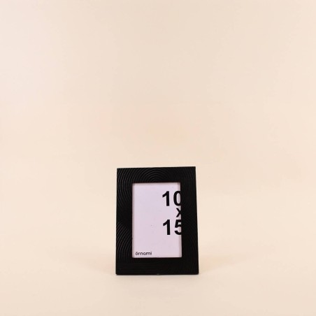 Cadre photo en bois noir gravé 10x15cm | Hashtag Déco