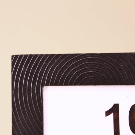 Cadre photo en bois noir gravé 10x15cm | Hashtag Déco