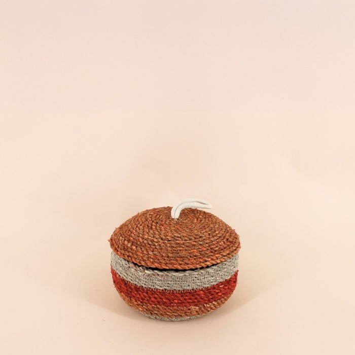 Panier en fibres naturelles rouge et naturel | Hashtag Déco