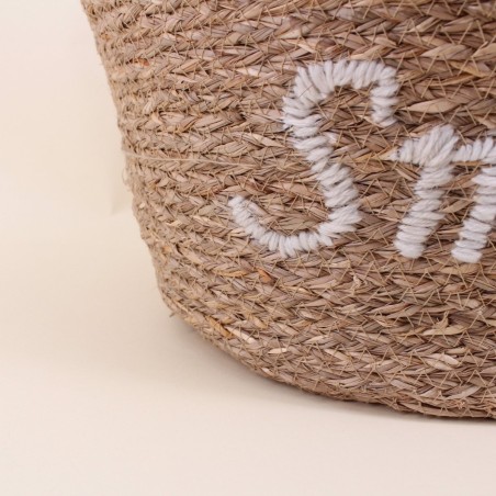 Panier rond brodé "Smile" en jonc de mer naturel | Hashtag Déco