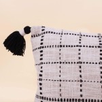 Coussin coton tissé pompons beige/noir 30x50cm | Hashtag Déco