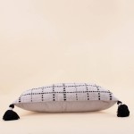 Coussin coton tissé pompons beige/noir 30x50cm | Hashtag Déco