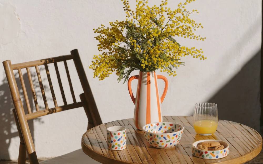 Table avec vase coloré